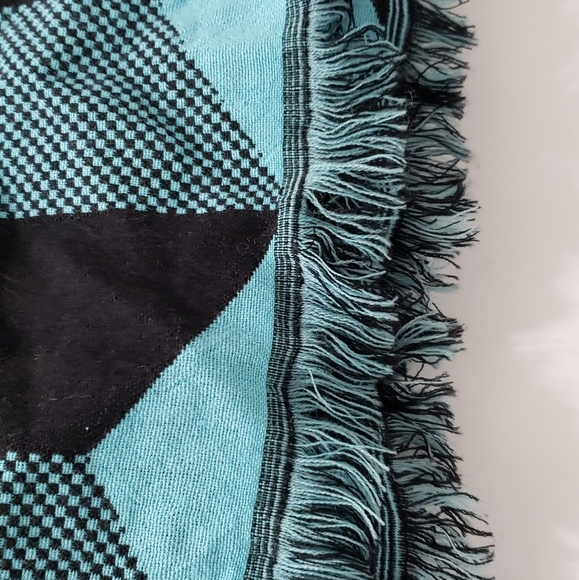 Ivivva by Lululemon Wrap Up & Go Scarf - Picture 5 of 9